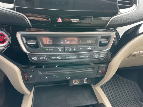 Used 2019 Honda Pilot Touring image 12