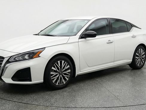 Used 2025 Nissan Altima 2.5 SV image 3