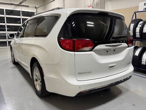 Used 2020 Chrysler Pacifica Limited image 10