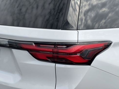 Used 2023 Chevrolet Traverse RS AWD/4WD image 31
