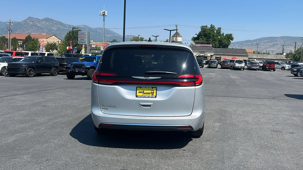 Used 2024 Chrysler Pacifica Touring-L FWD image 6