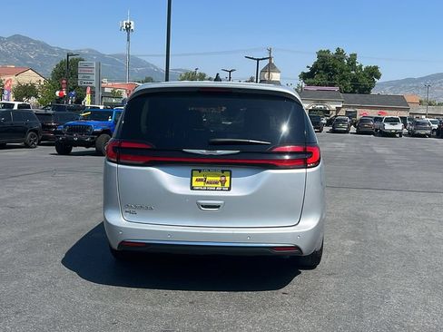 Used 2024 Chrysler Pacifica Touring-L FWD image 6