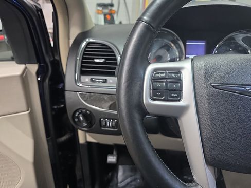 Used 2015 Chrysler Town & Country Touring-L w/ Driver Convenience Group image 19