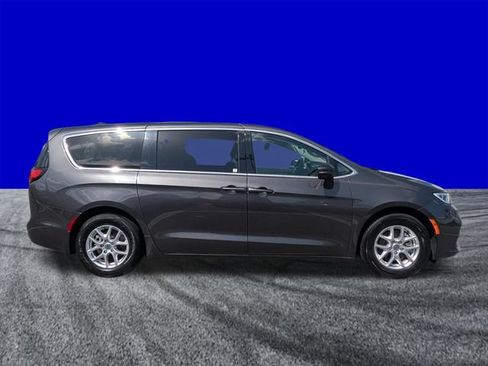 Used 2023 Chrysler Pacifica Touring-L FWD image 3