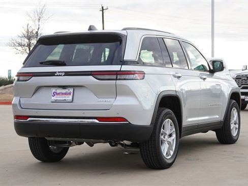 New 2025 Jeep Grand Cherokee Laredo image 9