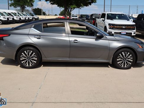 Used 2024 Nissan Altima 2.5 SV w/ SV Premium Package AWD/4WD image 2