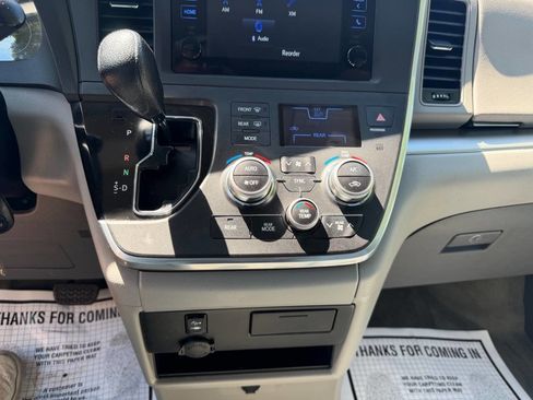 Used 2015 Toyota Sienna LE FWD image 17