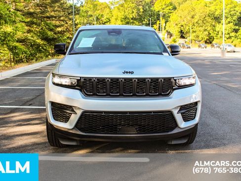 Used 2025 Jeep Grand Cherokee Altitude AWD/4WD image 9