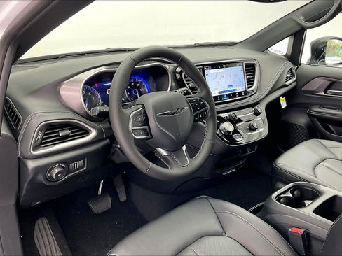 New 2026 Chrysler Pacifica Select image 4