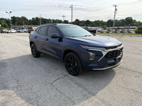 Used 2024 Chevrolet Trax LT w/ Sunroof Package FWD image 3