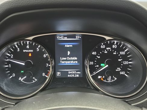 Used 2016 Nissan Rogue SV image 18