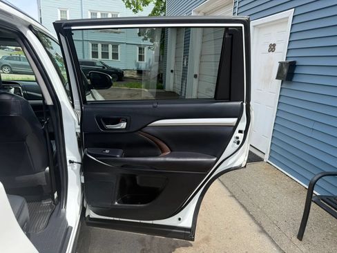 Used 2019 Toyota Highlander XLE AWD/4WD image 38