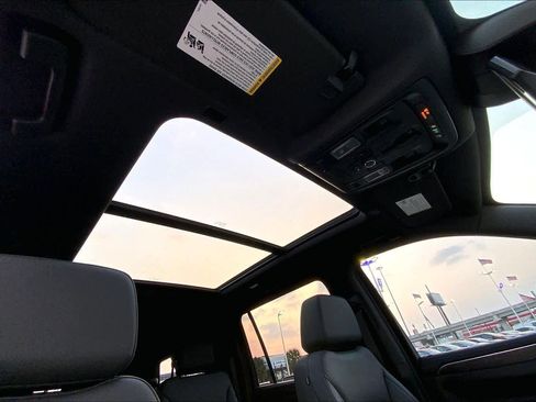 Used 2024 Chevrolet Suburban Z71 w/ Luxury Package image 14