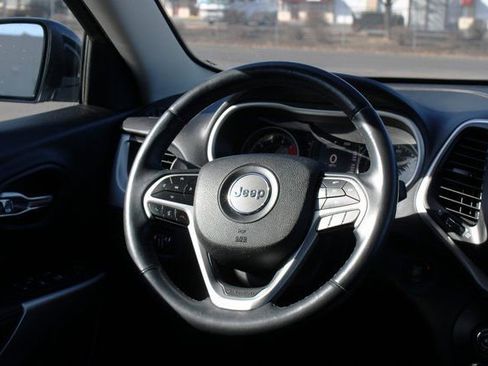 Used 2018 Jeep Cherokee Latitude Plus image 17