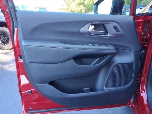 New 2026 Chrysler Pacifica Select image 14