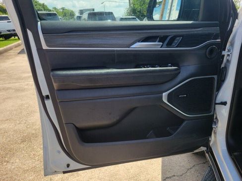Used 2024 Jeep Wagoneer L Series II w/ Flexible Seating Group RWD image 12