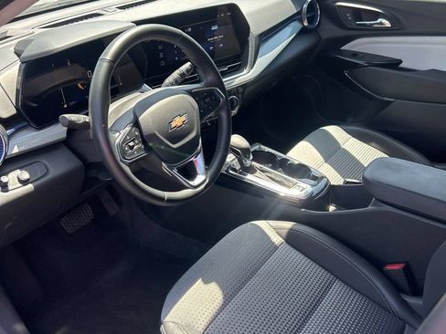 Used 2025 Chevrolet Trax LT w/ LT Convenience Package FWD image 8