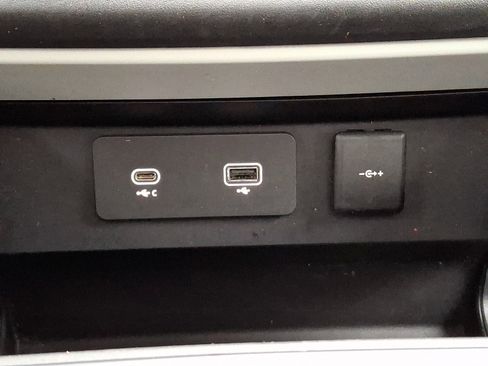 Used 2023 Land Rover Defender 90 S image 24