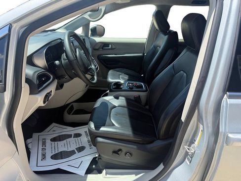 Used 2023 Chrysler Pacifica Touring-L FWD image 10