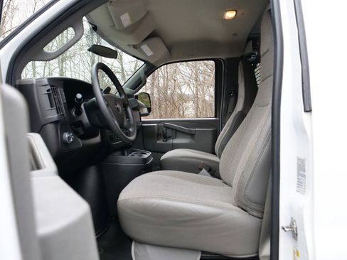 Used 2017 GMC Savana 2500 image 17