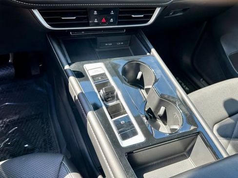 Used 2024 Volkswagen Atlas SE w/ Panoramic Sunroof Package FWD image 30