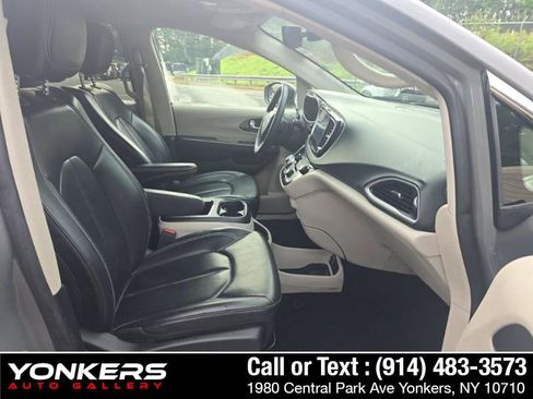 Used 2023 Chrysler Pacifica Touring-L FWD image 10