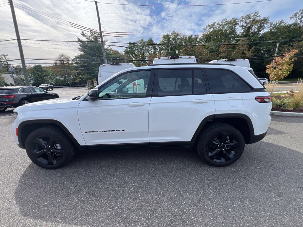 Used 2025 Jeep Grand Cherokee Limited AWD/4WD image 8