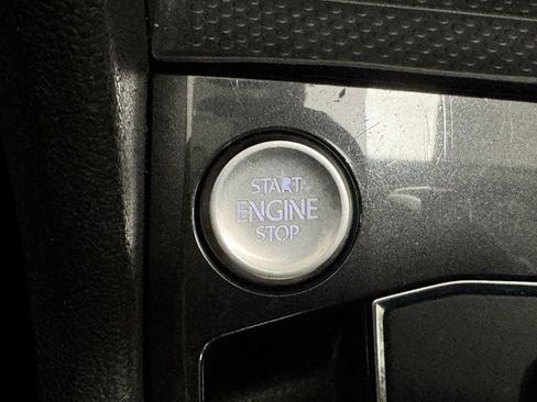 Used 2021 Volkswagen Tiguan SE w/ Panoramic Sunroof Package image 16