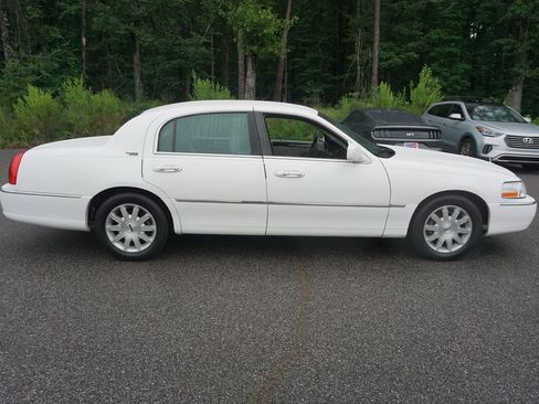 Used 2010 Lincoln Town Car Signature Limited RWD image 19