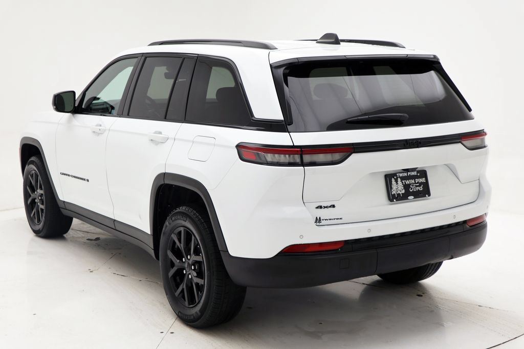 Used 2025 Jeep Grand Cherokee Altitude AWD/4WD image 6
