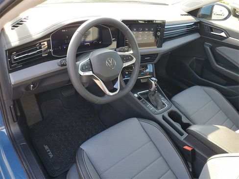 Used 2025 Volkswagen Jetta SE image 6