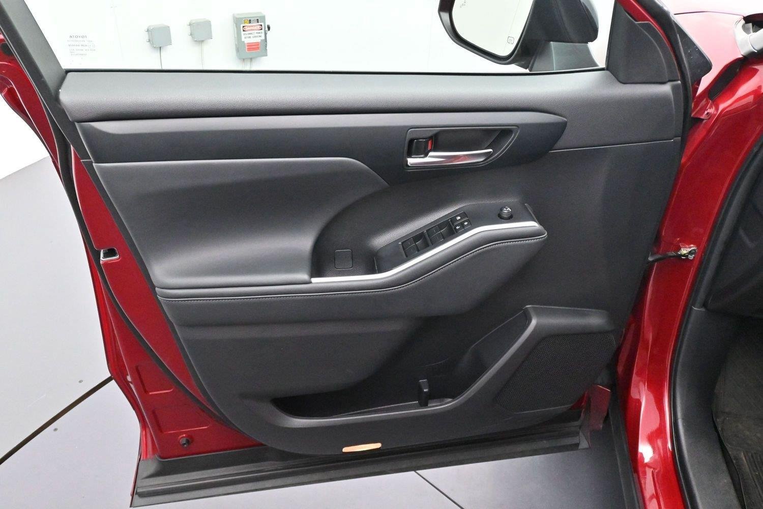 Used 2022 Toyota Highlander XSE AWD/4WD image 9