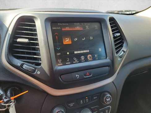 Used 2017 Jeep Cherokee Latitude w/ Safety/Convenience Group FWD image 18