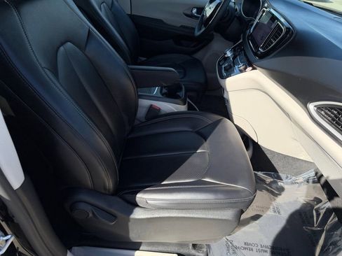 Used 2024 Chrysler Pacifica Touring-L image 26