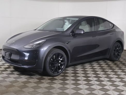 Used 2024 Tesla Model Y Long Range RWD image 10