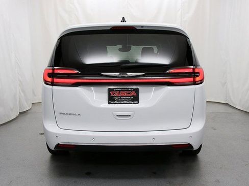 Used 2024 Chrysler Pacifica Touring-L FWD image 8