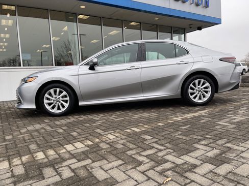 Used 2022 Toyota Camry LE image 2