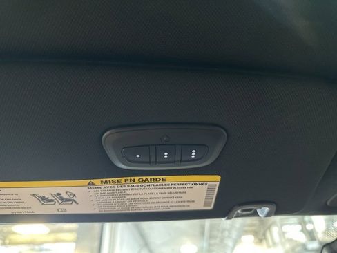 Used 2025 Chrysler Pacifica Select image 33