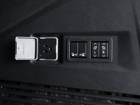 Used 2024 GMC Yukon SLT w/ SLT Premium Package image 37