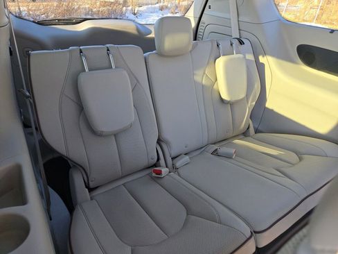 Used 2018 Chrysler Pacifica Limited w/ Tire & Wheel Group image 10