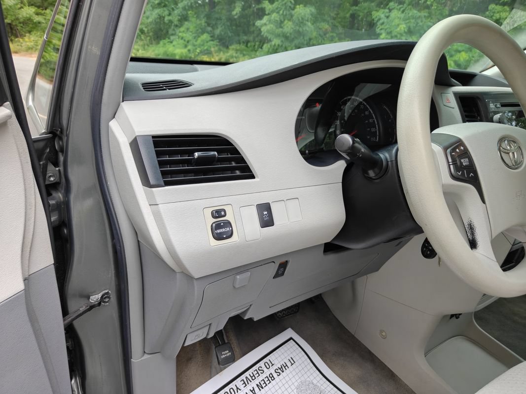 Used 2011 Toyota Sienna LE FWD image 16