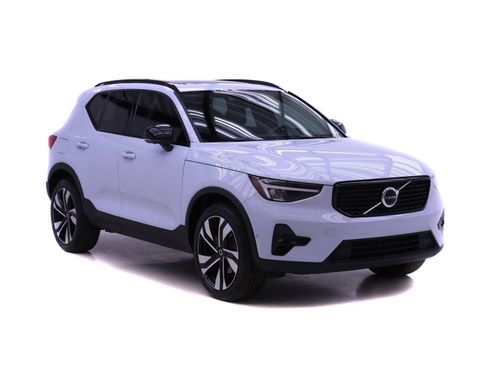 Certified 2024 Volvo XC40 B5 Plus w/ Protection Package Premier image 3