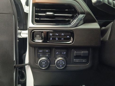 Used 2025 GMC Yukon XL Denali w/ Sun & Power Step Package image 28