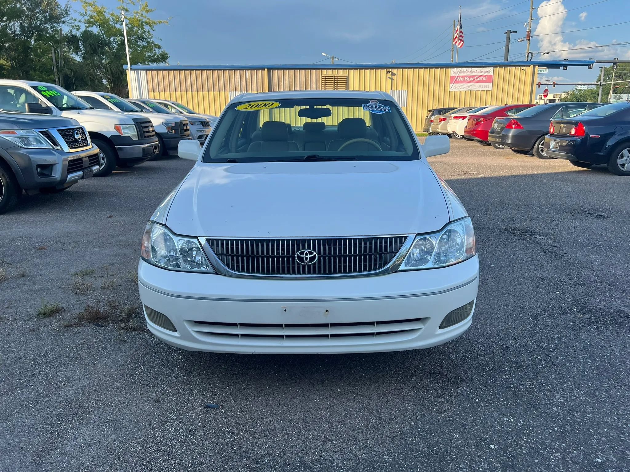Used 2000 Toyota Avalon XLS FWD image 3