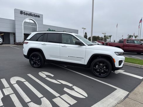 New 2025 Jeep Grand Cherokee Altitude image 3