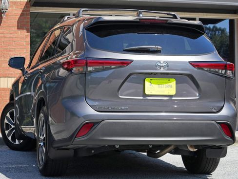 Used 2021 Toyota Highlander XLE FWD image 5