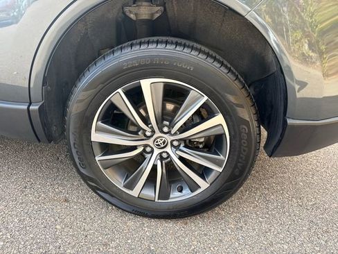 Used 2022 Toyota Venza LE image 16