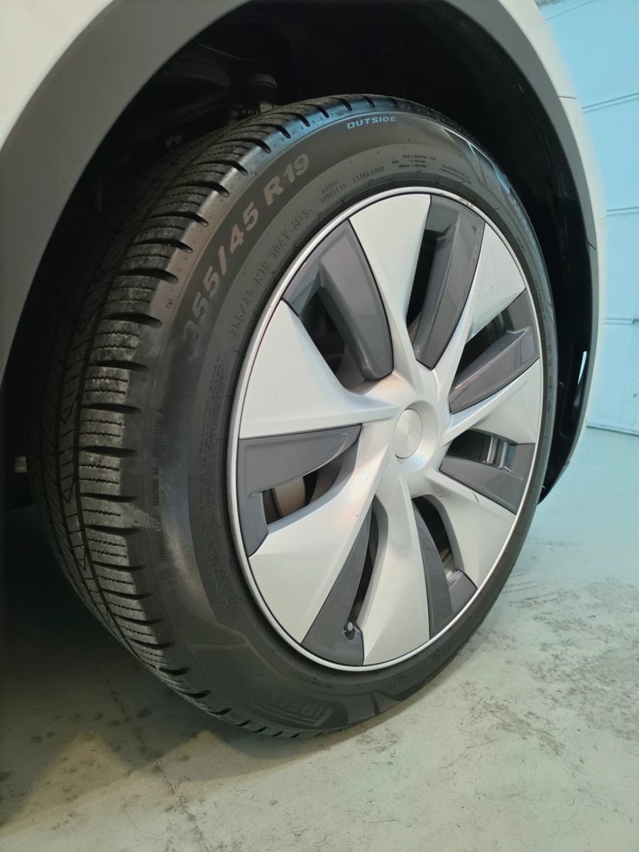 Used 2024 Tesla Model Y Long Range AWD/4WD image 12