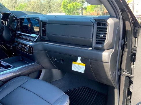 Used 2024 Chevrolet Silverado 2500 LTZ w/ LTZ Convenience Package image 19