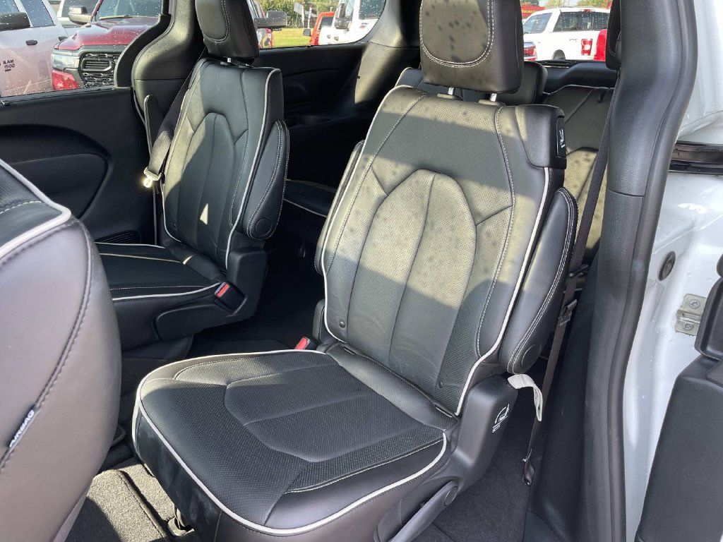 Used 2025 Chrysler Pacifica Limited FWD image 11